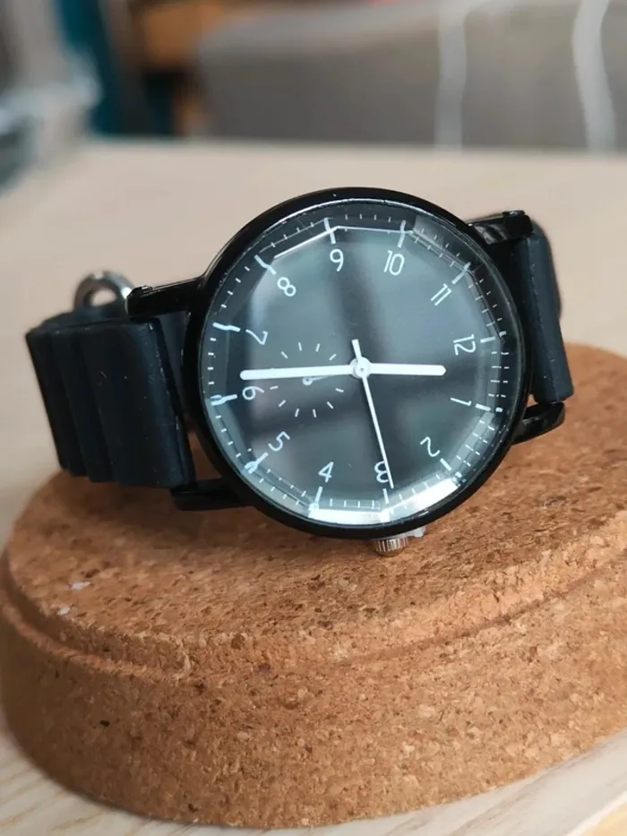 Montre noire, discrète, mixte, moderne - photo numéro 2