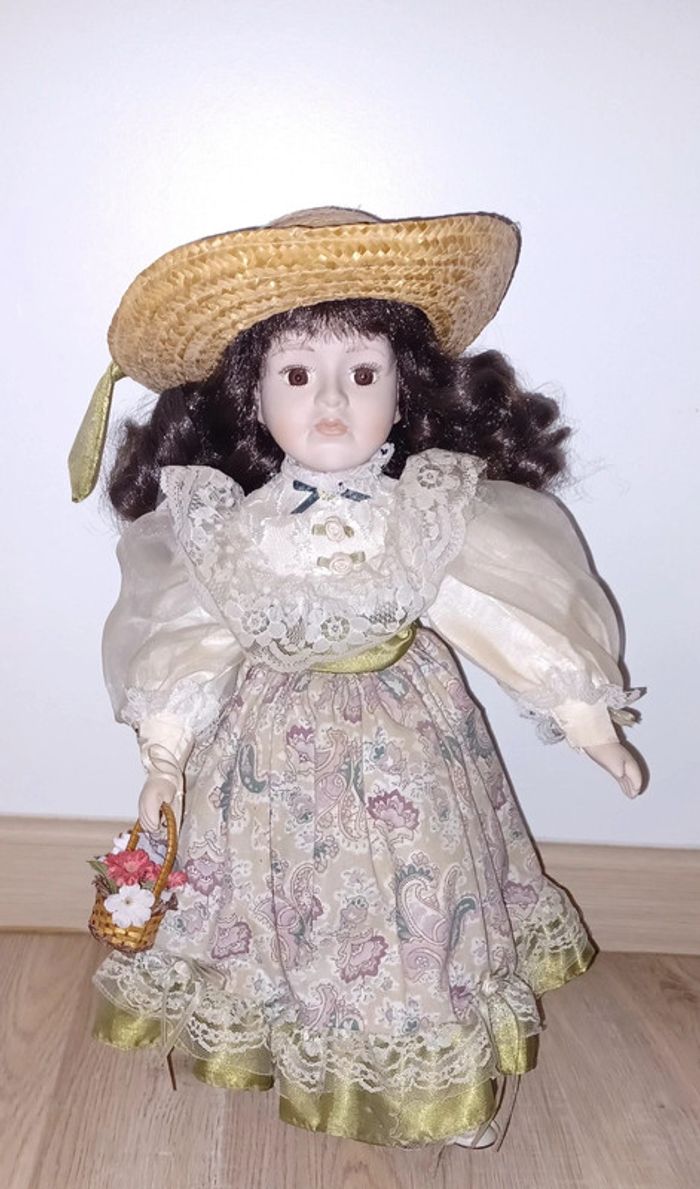 Poupée en porcelaine - photo numéro 2