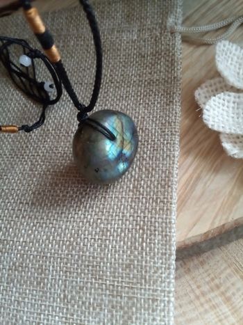 Collier avec pierres de labradorite naturelle
