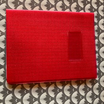 Petit cahier grands carreaux couverture plastique avec  double marque- page intégré
