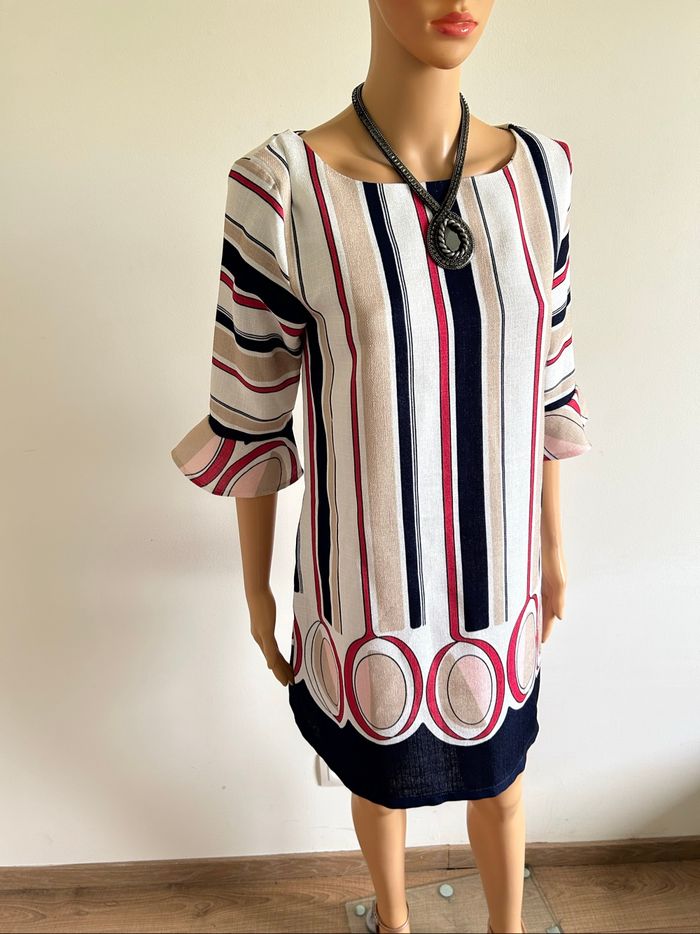 Robe imprimée à manches courtes Rinascimento taille M jamais portée - photo numéro 2