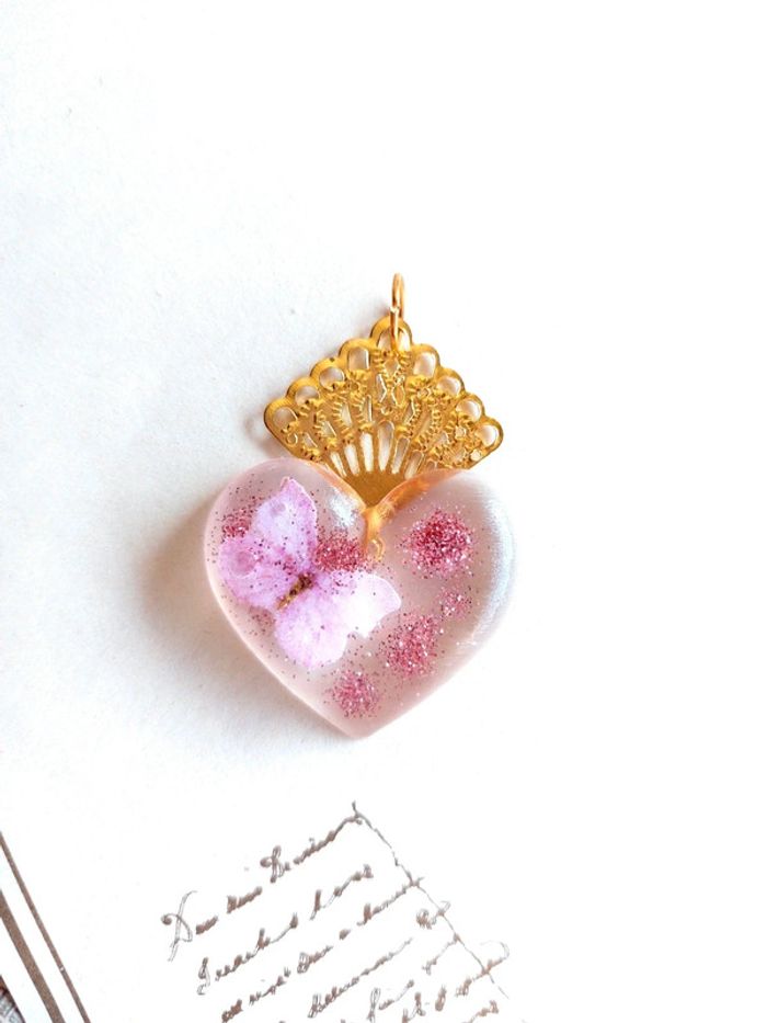 Magnifique pendentif cœur rose en résine - photo numéro 4