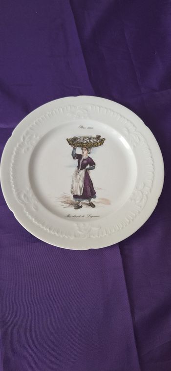 Assiette Porcelaine De Limoges ,atelier Millas,la marchande de légumes,paris 1600