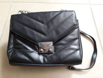 Sac noir porté épaule BERSHKA