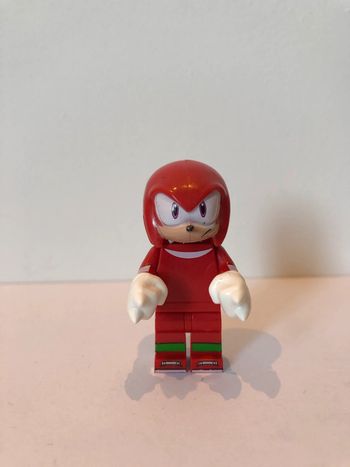 Figurine type lego Sonic. Sonic