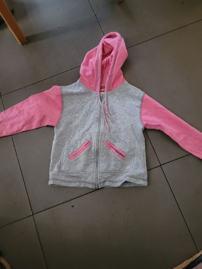 Sweat à capuche vynil fraise taille 4 ans