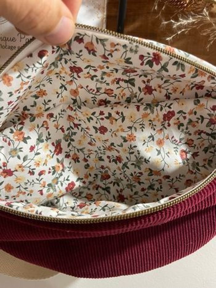 Banane femme fait main • velours bordeaux & tissu fleuri • format pratique - photo numéro 2