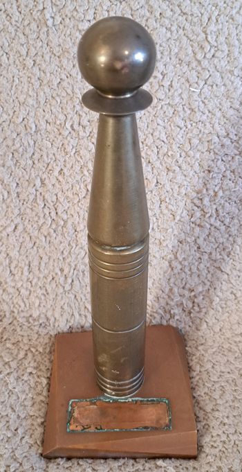 Ancienne quille militaire sur socle en bronze et cuivre