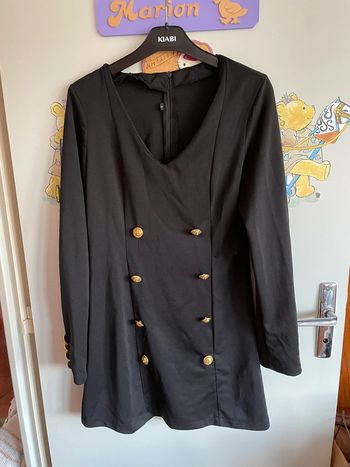 Robe noire à manches longues, taille S.