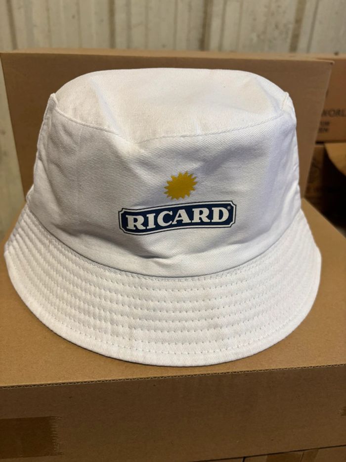 Bob blanc Ricard – L’accessoire frais de l’été !