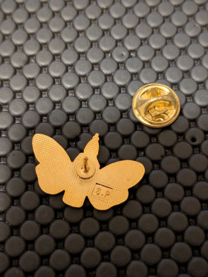 Pin's Champagne 🍾 Castellane Papillon - photo numéro 2