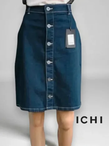 Jupe jean ICHI mi-longue coupe droite boutonnée à l'avant ,poches à l'arriere ,