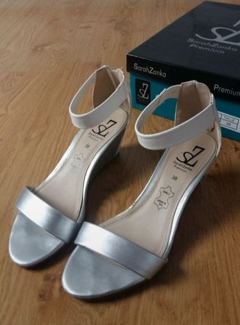 Sandales compensées blanc et argent