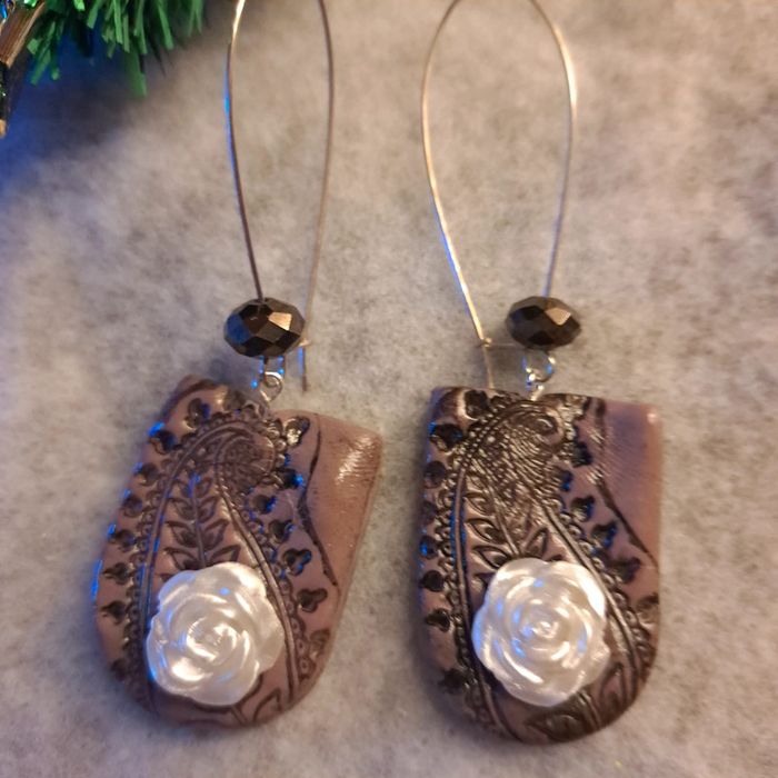 Boucles d'oreilles pendante avec pâte polymere blanc et marron - photo numéro 5