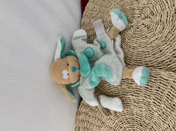 Doudou et compagnie marionnette chien bleu avec os
