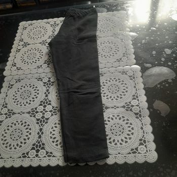 Lot 2 leggings noirs 6 et 8 ans en bon état la halle et happy girls club