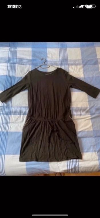 Robe noir avec élastique à la taille