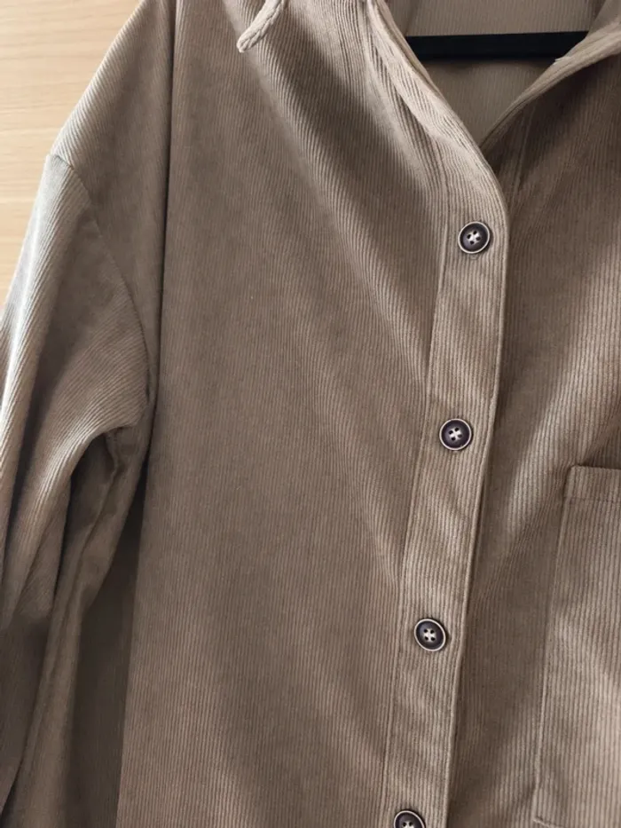 Sur chemise - photo numéro 2