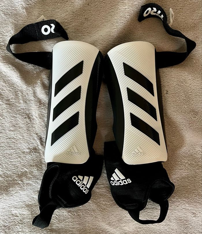 Crampons Adidas Predator taille 42 + Protège-tibias Adidas Tiro - Comme neufs - photo numéro 9