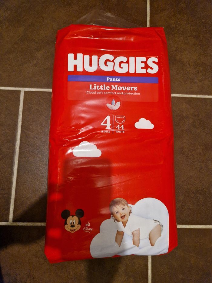 Couches Huggies taille 4 pants