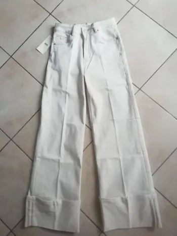 Jean avec revers au bas à jambes larges 34/36 Neuf avec Etiquette!!