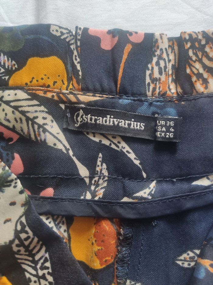 Beau pantalon satiné motifs fleurs tropicales Stradivarius XS très bon état - photo numéro 5