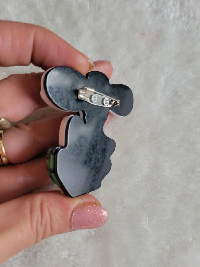 Broche femme au grand chapeau blanc - photo numéro 6