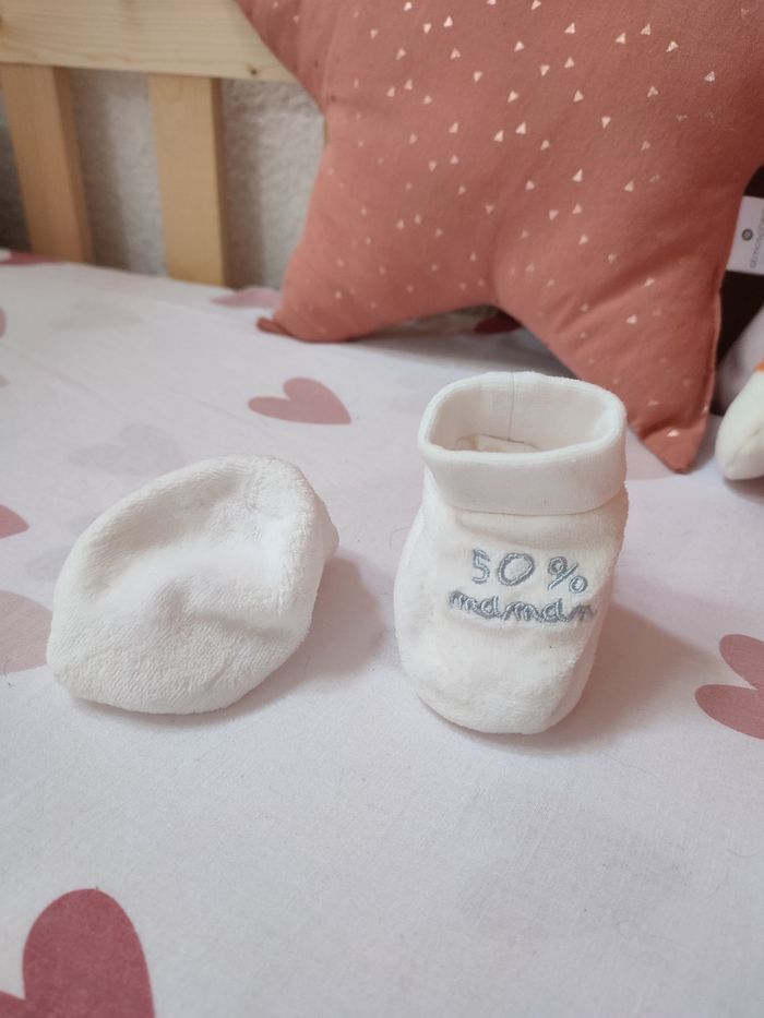 Paire de chaussons 50% maman 50% papa - Neuf - Naissance - Blanc et gris - photo numéro 3