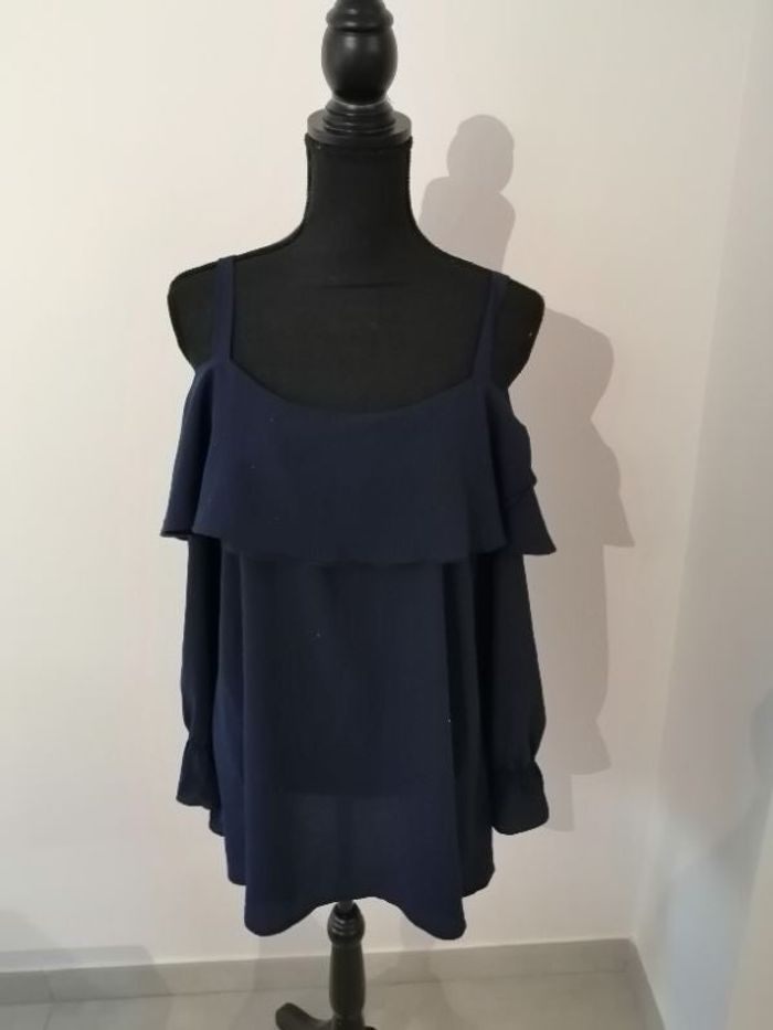 Jolie blouse marine épaules dénudées taille 3
