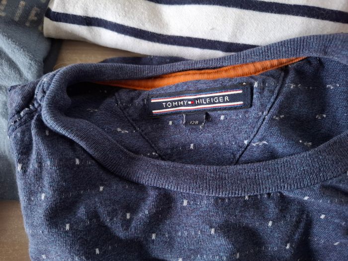 Lot 8 ans garçon 75 pièces, pull, jeans, manteau, tee shirt, cyrillus, hilfiger, benetton, levis - photo numéro 8