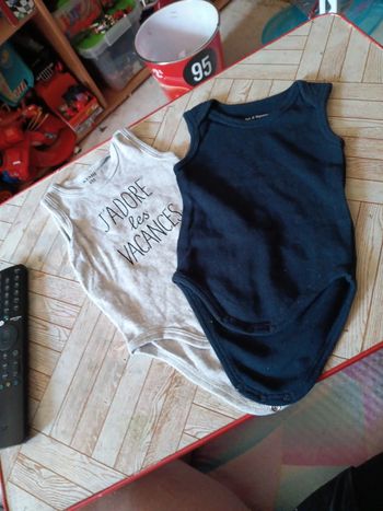 2 bodis debardeur 6 mois kiabi et pat.et ripaton