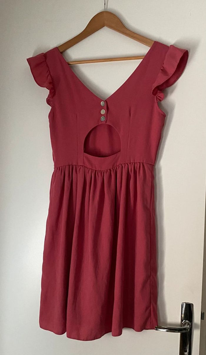 Petite Robe Avec Volant Dos Ouvert Avec Boutons Taille 34 Etam - photo numéro 4