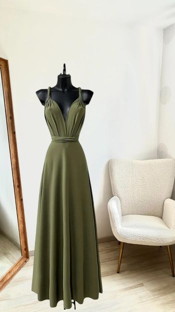 Robe longue couleur kaki dos nu positions variées