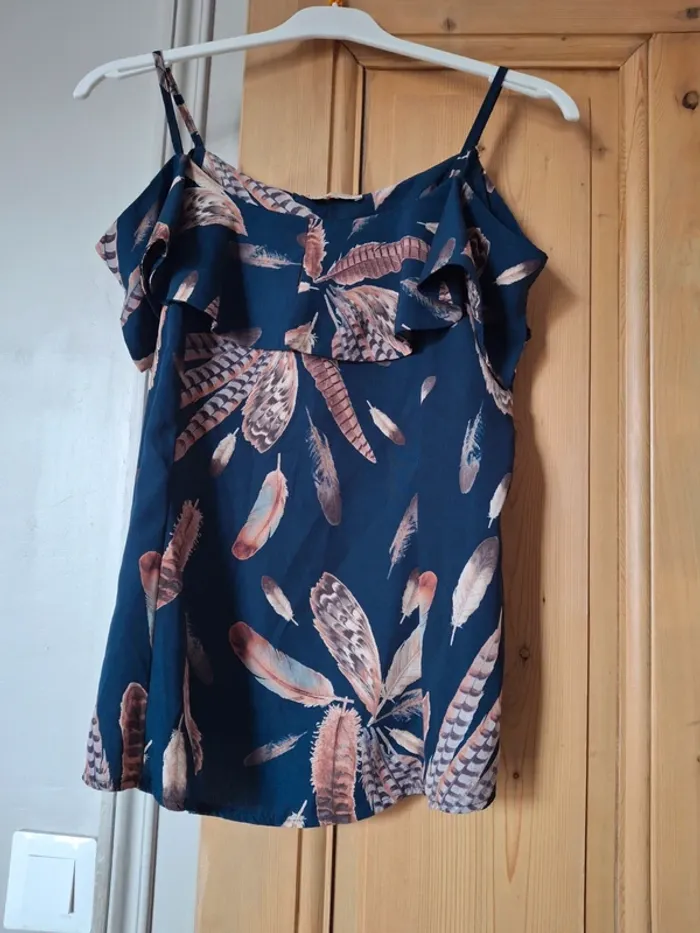 Top bleu fluide fine bretelles et motifs plumes