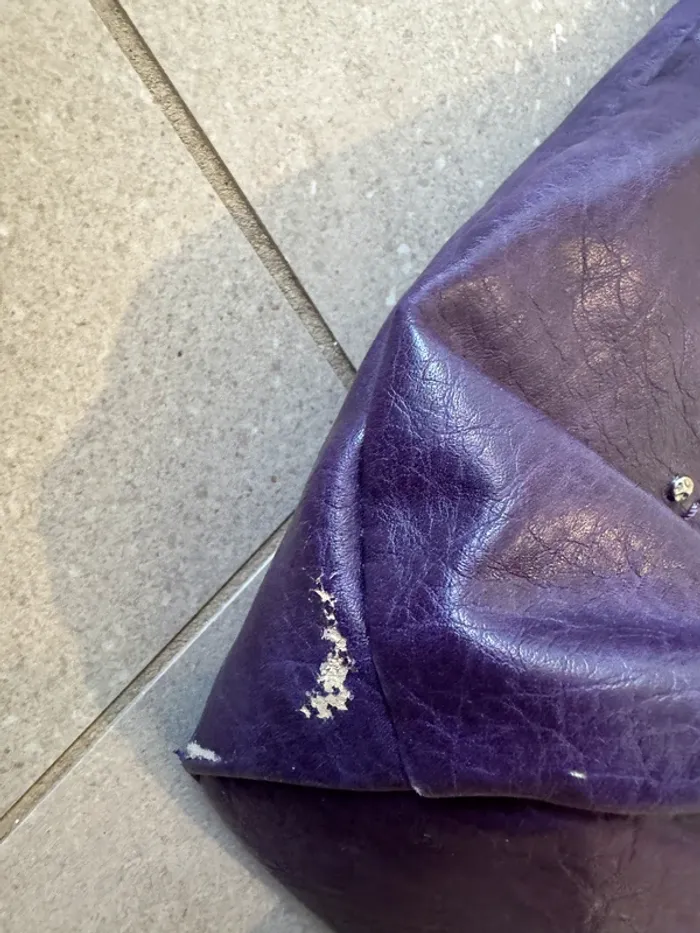 Sac à main violet Mandoline, il ya des marques d'usures, 36*32cm - photo numéro 3
