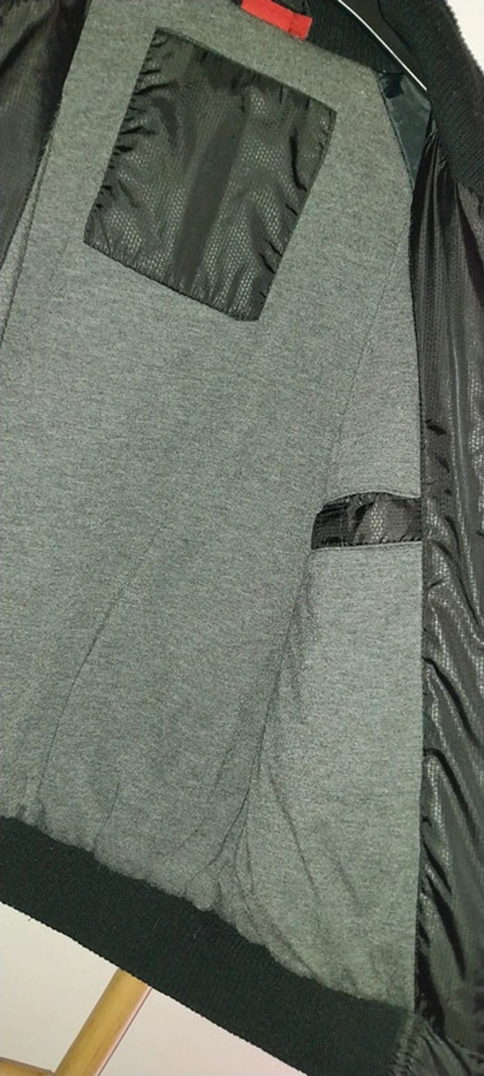 Veste coupe vent noir en très bon état Taille 10 ans - photo numéro 5