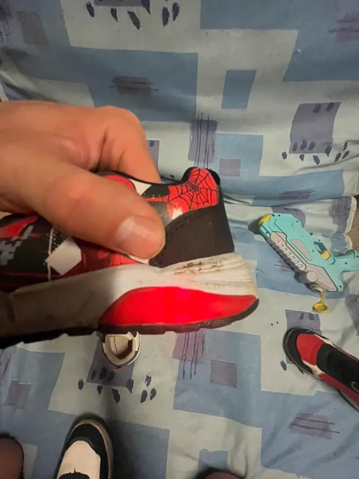 Chaussure lumineuse Spiderman taille 27 - photo numéro 3