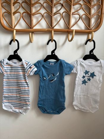 Lot 3 bodies blanc et bleu manches courtes Petit Bateau 3 mois
