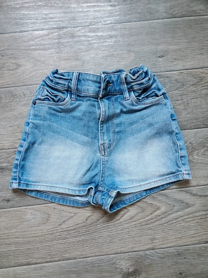 Short taille 10 ans très bon état Kiabi