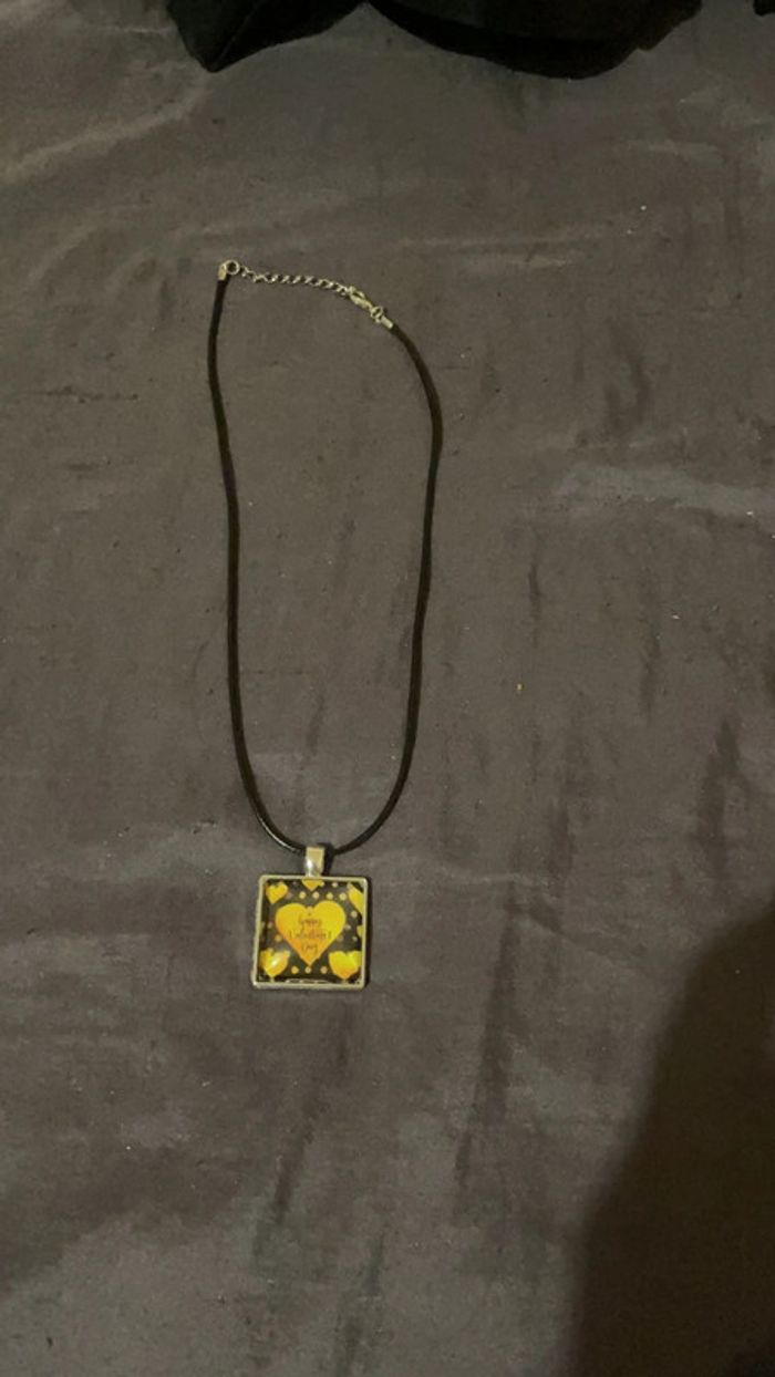 Collier pendentif carré avec images de cœur