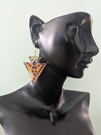 Boucles d'oreilles pendantes / triangle doré / aztèque /  bleu rose jaune et doré / miyuki / tissage