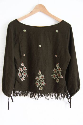 100% laine fine, top hippie kaki cintré et brodé, à franges