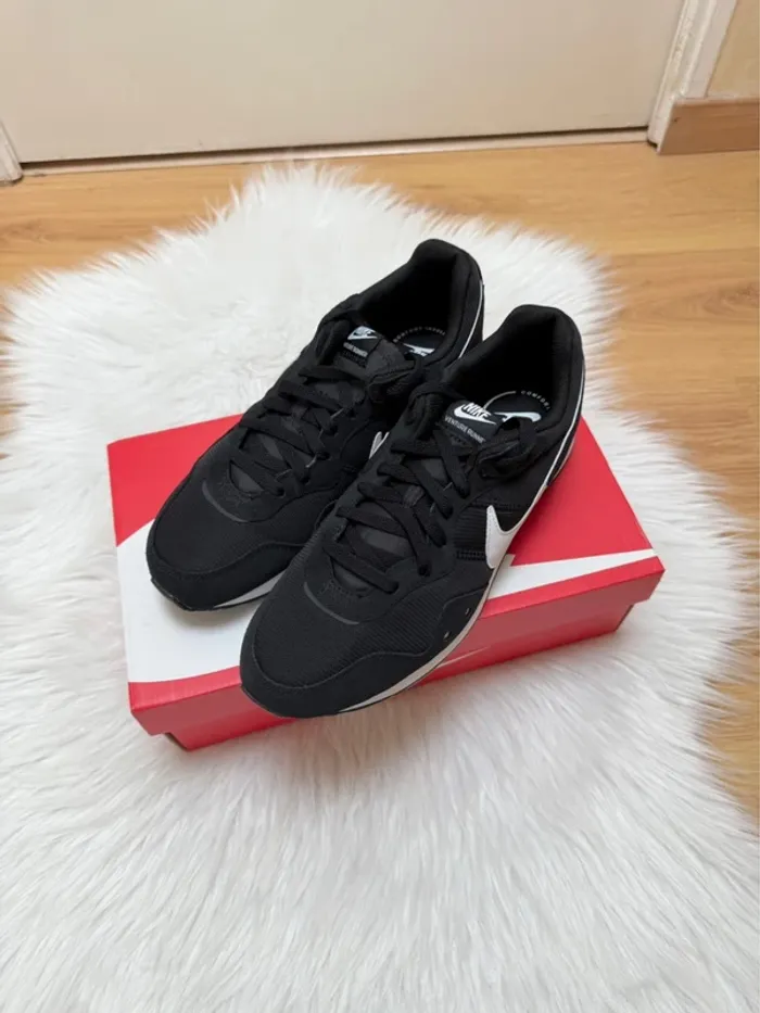 Nike Venture Runner – Taille 44.5 – noir/blanc – Neuf avec étiquette - photo numéro 9