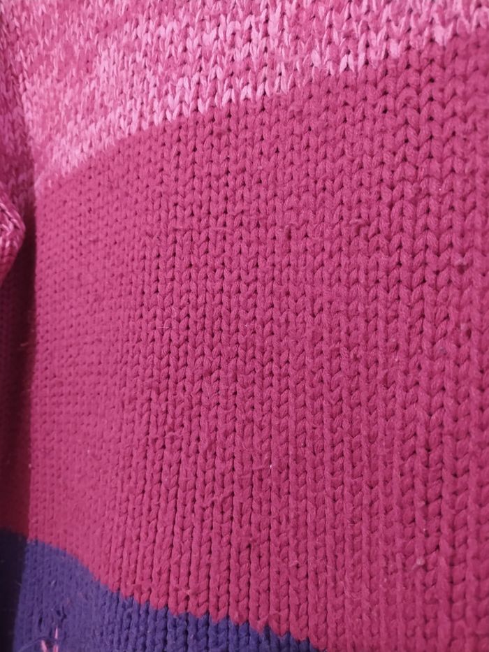 Pull MimPull de la marque Mim déjà porté mais bon état général on peut voir que quelques fils sont tirés en photo mais il reste très correct taille 2 correspondant à la taille 44 - photo numéro 2