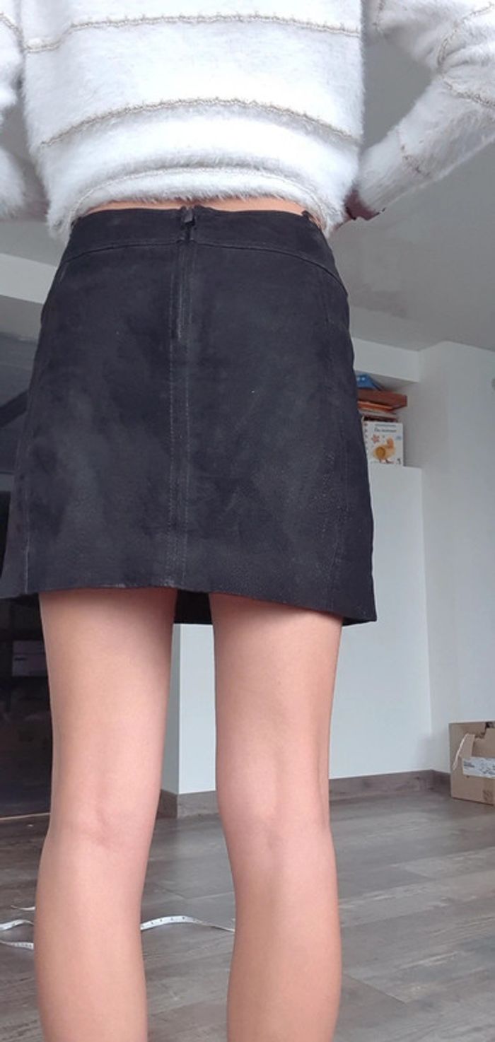Jupe mango en cuir taille 36 en très bon état - photo numéro 2