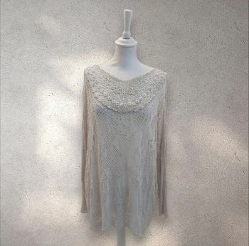 Tunique en crochet et broderies ajourées oversize