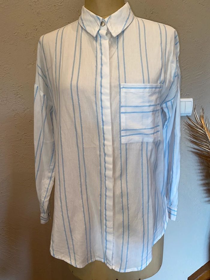 Chemise blanche à rayures bleues et argentées