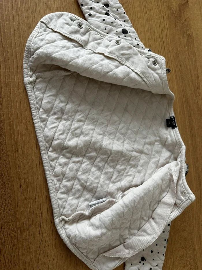Veste/gilet matelassé Kiabi 6 mois à pois avec pompon - photo numéro 2