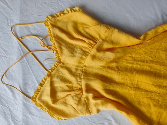 Robe satiné jaune maje neuve - photo numéro 4