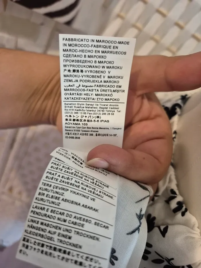 💕Joli Top blanc à fleurs asymétrique avec volant sur une épaule - femme TS / 36 Benetton 💕 - photo numéro 14